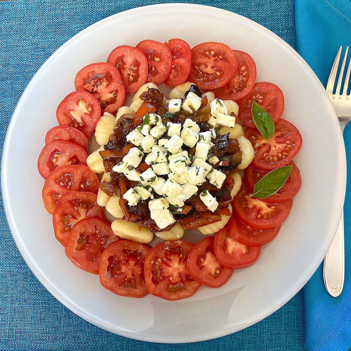 Delicious Potato Gnocchi with Caramelized Onions, Feta, and Olives – A Quick and Healthy Mediterranean-Inspired Meal